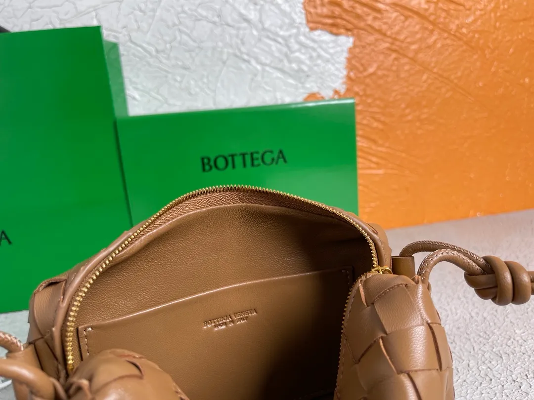 Batch 1160 BOTTEGA VENETA/Bottega 2021 new women's POUCH crossbody bag clutch, lntfecciato woven leather crossbody mini handbag, single internal open pocket, zipper closure, computer embroidered leather shoulder strap can be adjusted in length, model: 9896 Color: caramel Origin: Italy Size: 17*12*8